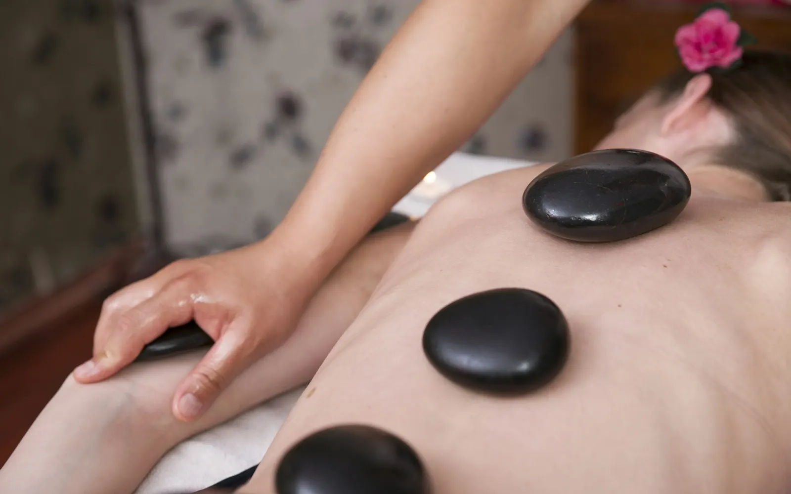Guest receiving a shoulder massage in a calm spa